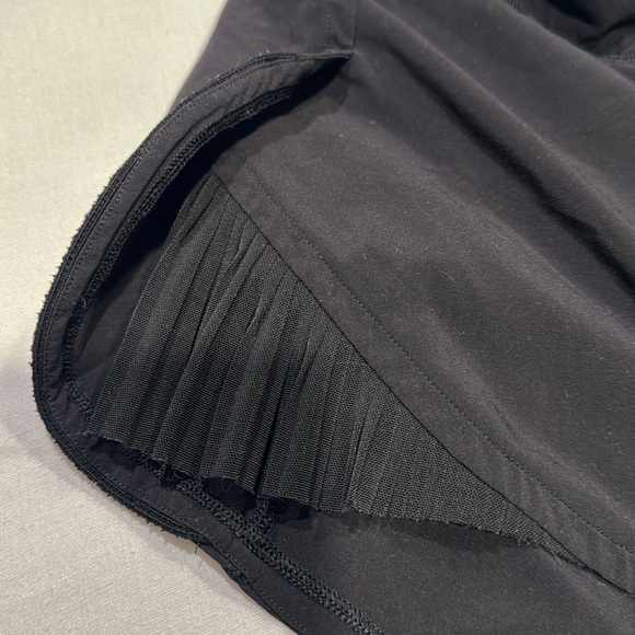 Lulu lemon athletic shorts 2.5 inches - Picture 2 of 2